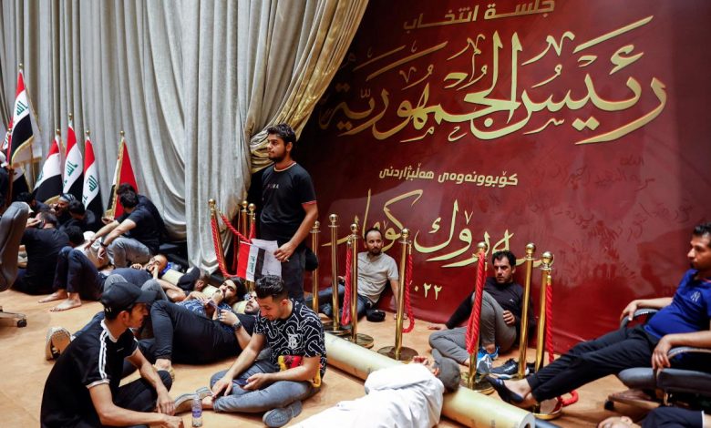 Bağdat’ta Sadr destekçileri mecliste oturma eylemi başlattı