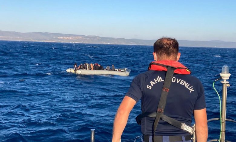 İzmir'de 56 düzensiz göçmen kurtarıldı