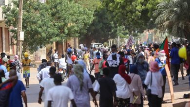 Sudan'da askeri yönetim karşıtı binlerce kişi sokaklara indi