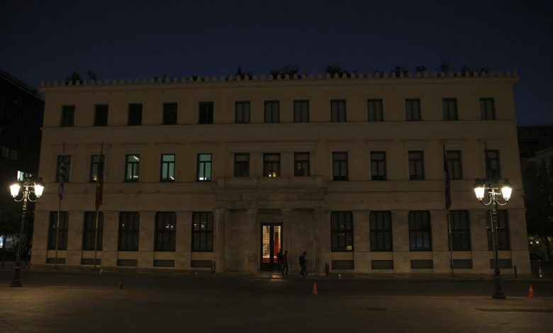 Atina Belediyesinin binasının ışıkları akşamları kapatılacak