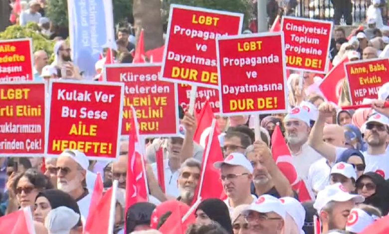 İstanbul'da LGBT'ye karşı 'Büyük Aile Buluşması': 150 STK mitinge destek verdi