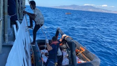 Yunanistan'ın ölüme terk ettiği 66 düzensiz göçmen kurtarıldı