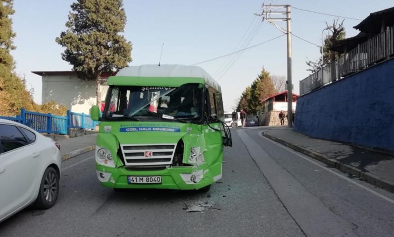 Kocaeli'de iki yolcu minibüsü çarpıştı: 11 yaralı