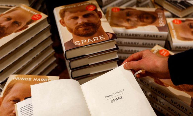 Prens Harry'nin tartışmalı anı kitabı 'Spare' satışa çıktı