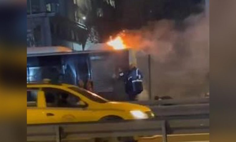 Bakırköy'de metrobüste çıkan yangın söndürüldü