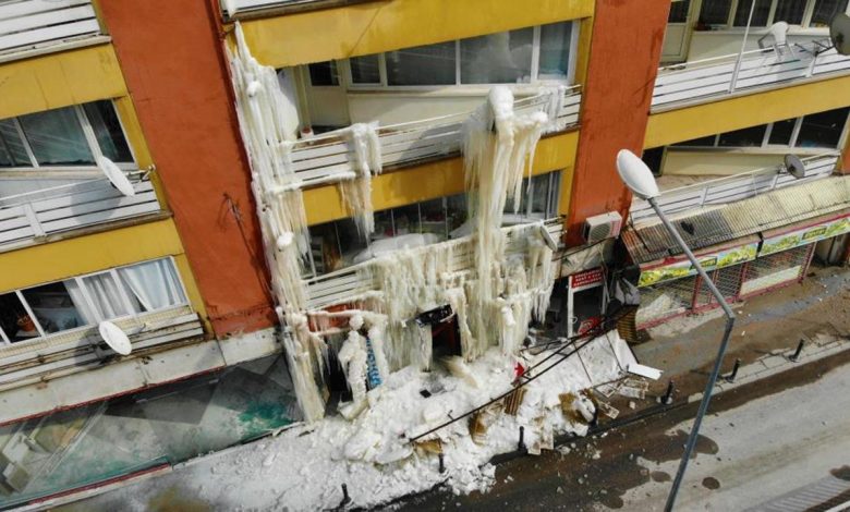 Depremde ağır hasarlı binada kombi patladı, dev buz sarkıtları oluştu