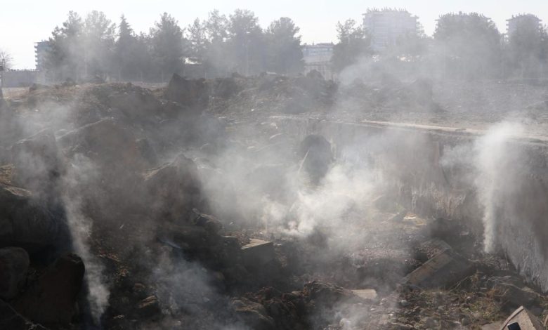 Diyarbakır'da deprem sonrası yerin altından çıkan duman 18 gündür tütüyor