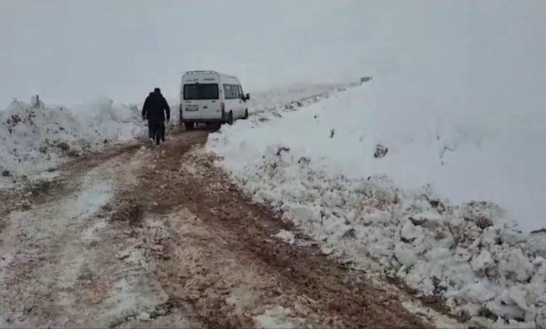 Siirt'te karda mahsur 6 araçtaki 15 kişi kurtarıldı