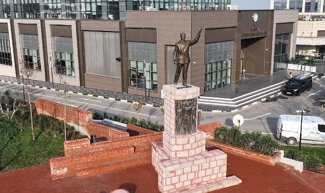 Atatürk Heykeli Kalıcı Yerine Kavuştu Atatürk Heykeli Kalıcı Yerine Kavuştu
