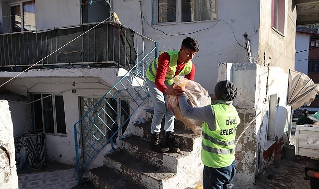 Dikili Belediyesi, ihtiyaç sahibi vatandaşların yuvalarını ısıtmaya devam ediyor Dikili Belediyesi, ihtiyaç sahibi vatandaşların yuvalarını ısıtmaya devam ediyor