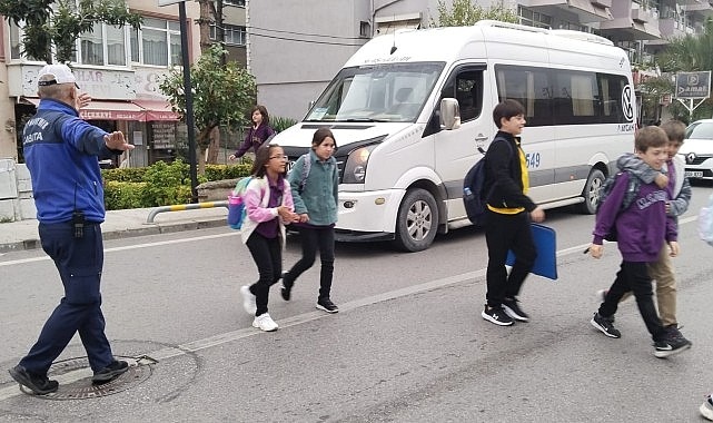 Okul giriş ve çıkışları zabıta ile daha güvenli Okul giriş ve çıkışları zabıta ile daha güvenli