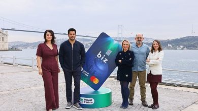 Burak Özçivit, Prof. Dr. Sinan Canan ve Açelya Akkoyun, Hayat Finans’ın ‘yeni nesil aile kartı’ için aynı sahnedeydi