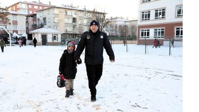 Keçiören’de Okul Çevrelerinde Karla Mücadele ve Güvenli Geçiş Çalışması Keçiören’de Okul Çevrelerinde Karla Mücadele ve Güvenli Geçiş Çalışması