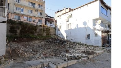 Konak’ta metruk bina yıkımları sürüyor
