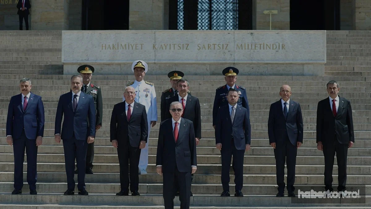 Cumhurbaşkanı Erdoğan ve YAŞ üyeleri Anıtkabir'de bir araya geldi