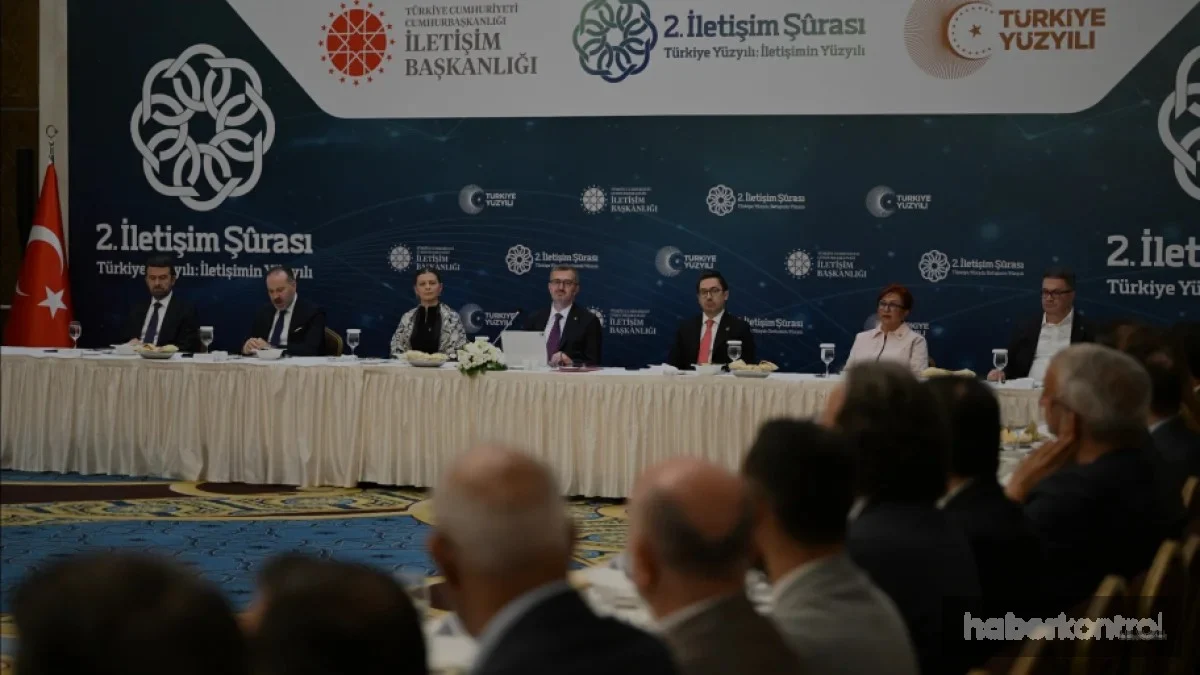 İletişim Başkanı Duran İletişim Fakültesi Dekanlarıyla Bir Araya Geldi